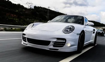 Porsche-blanco-conduciendo-carretera